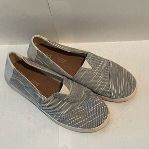 Tom’s slip ons in size 9 W